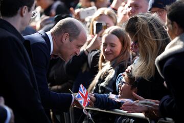 El Rey Carlos III y el Príncipe de Gales visitan por sorpresa a la gente que hace cola para entrar a la capilla ardiente de la reina Isabel II. A su llegada han sido aclamados por las personas que llevan horas esperando.