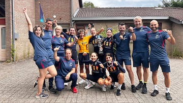 La Selección Española júnior celebra los buenos resultados en la Watersley Ladies Challenge.