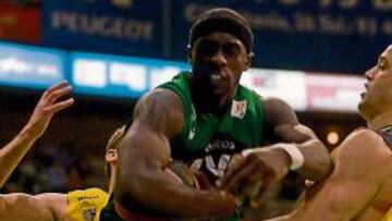 <b>BALUARTE. </b>Mensah-Bonsu se fajó muy bien en el rebote.