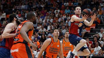 GRAF8701. VALENCIA, 26/05/2019.- El jugador del Kirolbet Baskonia Marcelinho Huertas (d) entra a canasta durante el partido contra el Valencia Basket, correspondiente a la trigésimo cuarta y última jornada de Liga Endesa, disputada en el Pabellón Fuente de San Luis, en Valencia. EFE/Miguel Ángel Polo