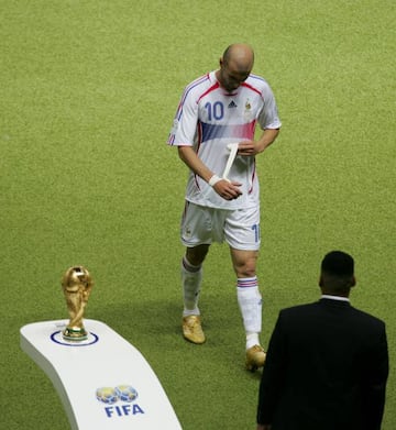 Zidane abandona el campo pasando al lado de la Copa del Mundo.