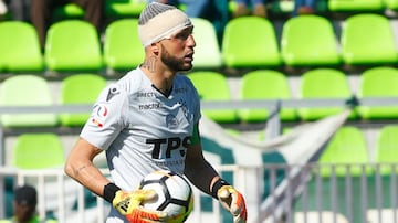 Jugando por Wanderers se le perforó el intestino y siguió en cancha en 2013. El arquero ha dado muchas muestras de su amor por los caturros, incluso regresando en la B.