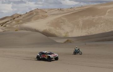 El francés Stephane Peterhansel y ell británico David Watson durante la cuarta etapa del entre San Salvador de Jujuy y Tupiza.