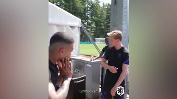 De Jong y Depay ya bromean sobre Barcelona... y la federación holandesa lo publica