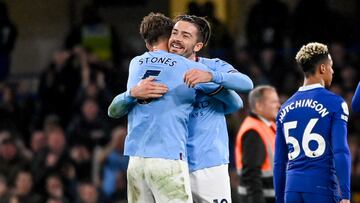 Jack Grealish, jugador del Manchester City, celebra con John Stones la victoria del equipo.