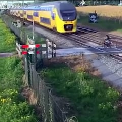 Esto sí que es ciclismo extremo: salva por los pelos el atropello de un tren