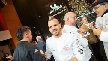 El chef del restaurante Diverxo, Dabiz Muñoz, durante la gala de la Guía Michelin 2025, en el Auditorio y Centro de Congresos Víctor Villegas, a 26 de noviembre de 2024, en Región de Murcia (España). La Región de Murcia reúne a los mejores 250 chefs de toda España para la celebración de la gala, el gobierno refuerza así su compromiso con el sector gastronómico y su impulso nacional e internacional. La selección de cocineros incluye a la totalidad de los que ostentan tres y dos estrellas Michelin en España, con nombres de referencia como; Dabiz Muñoz, Quique Dacosta o Jordi Cruz entre otros. La gala será conducida por la periodista Ainhoa Arbizu y en ella se conocerán todos los restaurantes que obtienen una nueva estrella Michelin y los nuevos dos y tres estrellas Michelin si los hubiera. También los proyectos gastronómicos premiados con la estrella verde, el galardón con el que esta publicación reconoce la sostenibilidad de sus cocinas.
26 NOVIEMBRE 2024;GALA MICHELÍN;COCINEROS;COCINA;ESTRELLAS;ESTRELLA MICHELÍN;RESTAURANTES;
Javi Carrión
26/11/2024