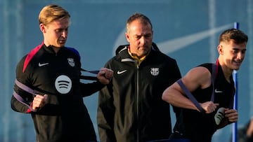 BARCELONA, 06/12/2024.- LEl entrenador del Fc Barcelona, Hansi Flick (c), con Frankie de Jong y Gabi (d) este viernes, durante el entrenamiento en la ciudad deportiva Joan Gamper, en Barcelona. EFE/ Alejandro García