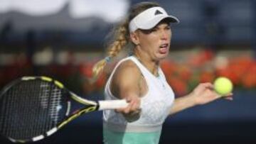 La tenista danesa Caroline Wozniacki devuelve una bola a la alemana Sabine Lisicki