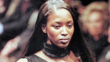 <b>DIOSA DE ÉBANO</b>. Naomi Campbell, en un desfi le.