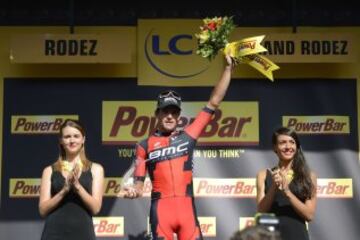 Greg Van Avermaet celebra en el podio su victoria en la etapa de hoy.