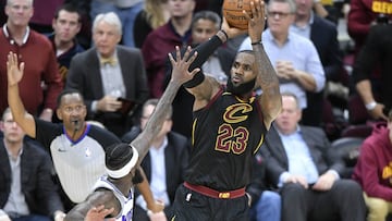 LeBron James anota el triple de la victoria.