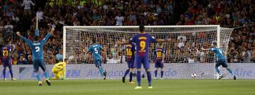 Agosto de 2017. El Real Madrid gana la Supercopa de España al Barcelona. En la imgen, Piqué marcando en propia puerta el 0-1. Partido de ida estadio Camp Nou.