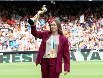 La portera del Valencia y de la selección española, campeona del mundo, Enith Salón, durante el homenaje de la afición en Mestalla. 