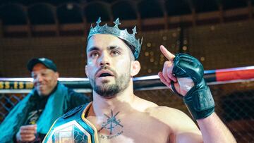 El luchador de MMA Nacho Campos celebra su victoria en La Batalla del Estrecho