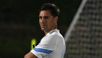 Uruguay's coach Diego Alonso looks on during a training session at the Al Erssal training ground in Doha on November 19, 2022, during the Qatar 2022 World Cup football tournament. (Photo by Pablo PORCIUNCULA / AFP)