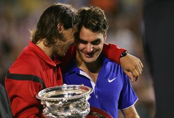 Roger Federer llora desconsoladamente al lado de Rafael Nadal tras caer derrotado en al final de Australia de 2009. el tenista español venció al suizo por 7-5, 3-6, 7-6(3), 3-6, 6-2.