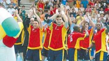 <b>ENCANDILAN. </b>La Selección de balonmano engancha con el público. No sólo juega bien y gana, como ayer; está en la final y tiene una relación de complicidad con los aficionados.