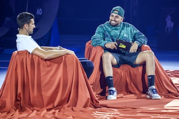 Kyrgios entrevista a Djokovic durante el Open de Australia de 2024.