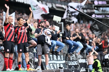 Sebastian Rode y Makoto Hasebe se despiden de su afición.