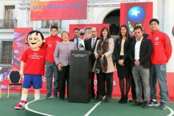 En La Moneda se realizó el lanzamiento del Trophy Tour del Mundial Sub 17. El trofeo recorrerá distintas ciudades de Chile.