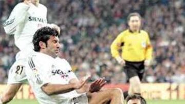 <b>SIN TARJETA.</B> El árbitro del Real Madrid-Zaragoza, Losantos Omar, no mostró tarjeta a Figo por su entrada a César.