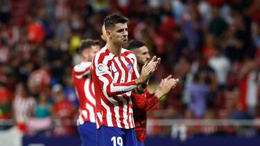 Los jugadores del Atlético, en primer término Morata, aplauden el apoyo de su afición.