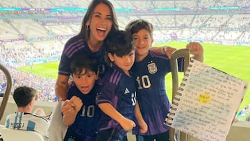La familia Roccuzzo-Messi siempre alentando a la Selección argentina.