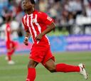 La plantilla celebra la continuidad de Kalu Uche
