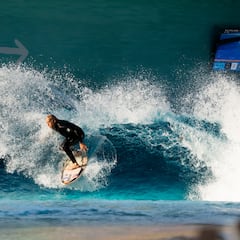 El legendario Tom Curren visita un laboratorio de olas artificiales