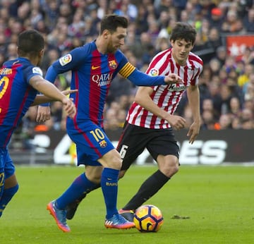 Messi regatea a San José durante el FC Barcelona-Athletic.