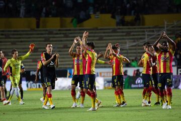 Al campeón del futbol mexicano lo sorprendieron en el arranque de la segunda jornada y cayó ante Morelia en el Estadio Morelos. La continuidad en el banquillo de Roberto Hernández le ha sentado muy bien al cuadro purépecha. Tienen una idea clara de juego y han mostrado buen volumen de juego en estos dos primeros partidos aún sin su ex goleador, Raúl Ruidíaz. Del otro lado, es entendible que a Santos Laguna le cueste este inicio de torneo sin varios de sus jugadores estelares del torneo pasado (Araujo, Djanini e Izquierdoz). Pero más les vale que sus refuerzos se acoplen pronto si no quieren que más equipos les abollen la corona de esta manera.