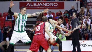 GRA217. ZARAGOZA, 05/02/2017.- El ala pívot checo del Tecnyconta Zaragoza Simon Pursl intenta pasar ante los jugadores del Real Betis Energía Plus Bostjan Nachbar (i) y Tomeu Rico, durante el partido correspondiente a la vigésima jornada de la Liga que disputan en el Pabellón Príncipe Felipe de Zaragoza. EFE/JAVIER BELVER