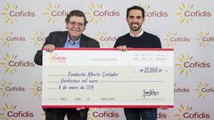 Alberto Contador recibe de manos de Juan Sitges los 25.000 euros recaudados durante la iniciativa Pelot&oacute;n Solidario en la pasada Vuelta a Espa&ntilde;a.