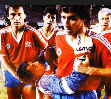 Aquella noche en el Maracaná, de 3 de septiembre de 1989, los jugadores de la Roja sacan de l cancha al ensangrentado arquero Roberto Rojas.