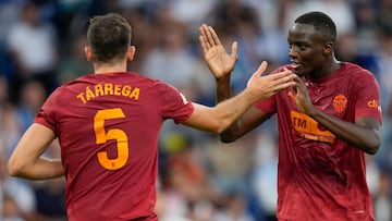 BARCELONA, 23/09/2025.- El defensa del Valencia César Tárrega (i) durante el encuentro correspondiente a la sexta jornada de LaLiga EA Sports disputado entre el RCD Espanyol y el Valencia CF en el RCDE Stadium en Barcelona, este martes. EFE/ Enric Fontcuberta