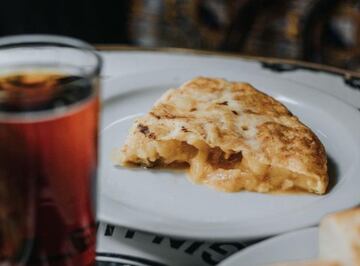 La tortilla de patata es un triunfo asegurado si sales por Madrid, aunque la lista donde poder encontrar una buena por¨ªa ser eterna. Uno de los lugares m¨¢s emblem¨¢ticos donde encontrarla es La Ardosa, una taberna que se inaugur¨® en 1892. Junto al Mercado de la Cebada tambi¨¦n encontrar¨¢s varios lugares con unas sabrosas tortillas.