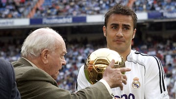 12-05-07 real madrid espanyol español partido de liga de primera division CANNAVARO RECIBE DE MANOS DE ALFREDO DISTEFANO EL BALON DE ORO