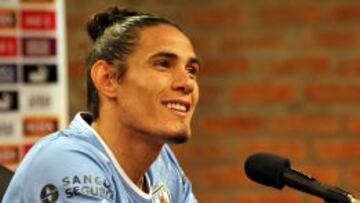 El jugador de la selecci&oacute;n de Uruguay Edinson Cavani, habla durante una rueda de prensa hoy, lunes 18 de noviembre de 2013, en el complejo Uruguay Celeste, en Montevideo, tras el entrenamiento del equipo uruguayo de cara al encuentro previsto para el pr&oacute;ximo mi&eacute;rcoles. Uruguay se tomar&aacute; el partido de vuelta ante Jordania en el Centenario de Montevideo por la repesca del Mundial 2014 como un asunto &quot;muy serio&quot; y no como &quot;un entrenamiento&quot; pese al 0-5 a favor que obtuvo en la ida, seg&uacute;n afirm&oacute; Tab&aacute;rez.