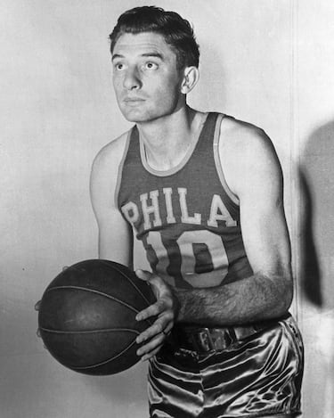 Fulks jugó en Philadelphia Warriors entre 1946 y 1954. Fue dos veces all star y campeón en 1947, todavía en tiempos de la BAA, la prehistoria de la NBA. Era una máquina de anotar, un jugador que promediaba más de 20 puntos por noche en tiempos en los que, sin reloj de tiro, los equipos sufrían para llegar a 70 puntos. Batió cuatro veces el récord de más puntos en un partido, la primera con 37 y la última con 63. Pero eso tenía un precio: en la temporada 1947-48 firmó una estadística de 13/55 en tiros de campo. 42 fallos totales que son la peor cifra de la historia en un partido (sus Warriors arrasaron a Providence Steamrollers).

