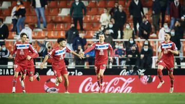 VALENCIA, SPAIN - DECEMBER 31: Raul de Tomas of RCD Espanyol celebrates after scoring goal during the LaLiga Santander match between Valencia CF and RCD Espanyol at Estadio Mestalla on December 31, 2021 in Valencia, Spain. (Photo by Aitor Alcalde/Getty Images)