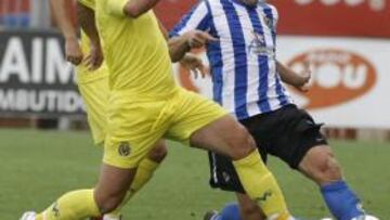 <b>EN RODAJE. </b>Diego Rivas conduce el balón ante la oposición de un jugador del Villarreal B.