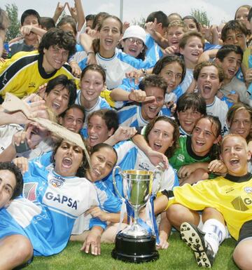 El equipo catalán conquistó la única Copa de la Reina en 2003. En la foto, el equipo celebra el título. 
 