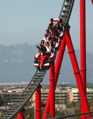 Vista de la atracción del acelerador vertical Red Force.