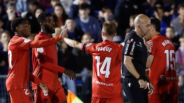 Idumbo, Iheanacho, Peque y Montiel celebran uno de los goles del Sevilla en Las Rozas.