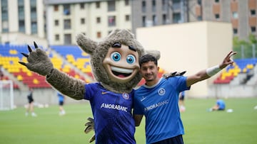 Ratti posa junto a la mascota del equipo.
