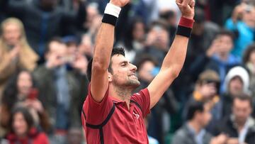 Djokovic mauls Thiem to reach fourth Roland Garros final