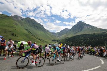 Sean Quinn, Easy Post, y Alexey Lutsenko, Astana Qazaqstan, lideran la ascensi¨®n al Col du Tourmalet durante la decimocuarta etapa.