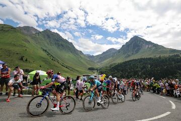 Sean Quinn, Easy Post, y Alexey Lutsenko, Astana Qazaqstan, lideran la ascensión al Col du Tourmalet durante la decimocuarta etapa.