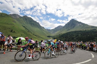 Sean Quinn, Easy Post, y Alexey Lutsenko, Astana Qazaqstan, lideran la ascensión al Col du Tourmalet durante la decimocuarta etapa.